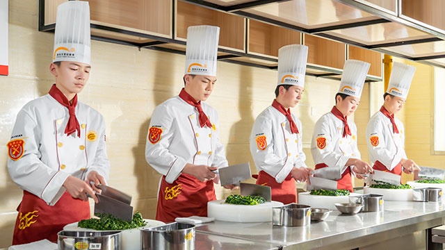 初中成績(jī)差≠人生無(wú)望！選對(duì)賽道學(xué)技術(shù)，逆襲未來(lái)更精彩！